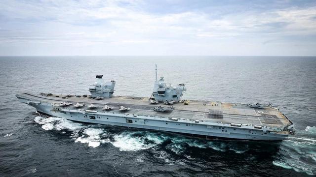 山东舰编队抵达香港，英国航母掉头转向，丢盔弃甲向南转进