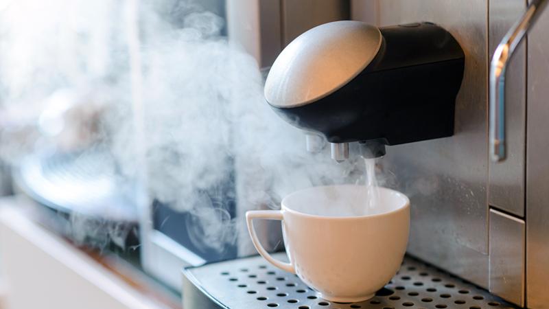 她生病时你连夜跑遍全城买她想吃的热粥，你发烧到 39 度却只收到 “多喝热水，你还在骗自己 她只是不