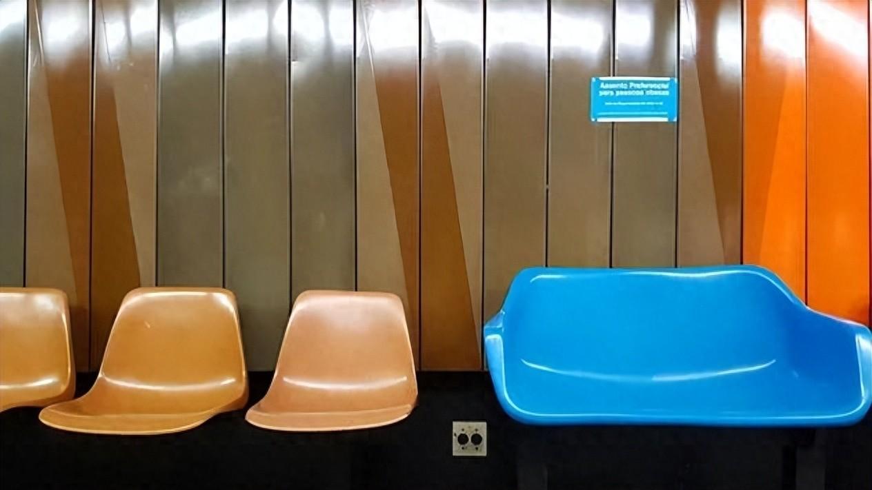 巴西胖子多：学校超大课桌，公交胖子座？