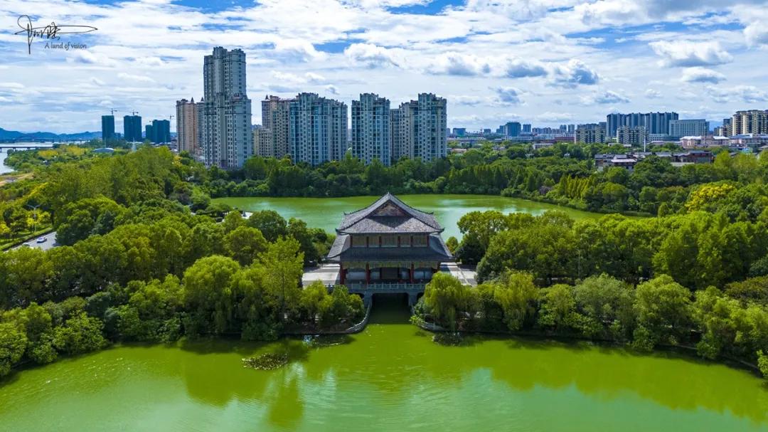 抚州汝水森林公园的风景不错，只是人工湖泊的水有点太绿了