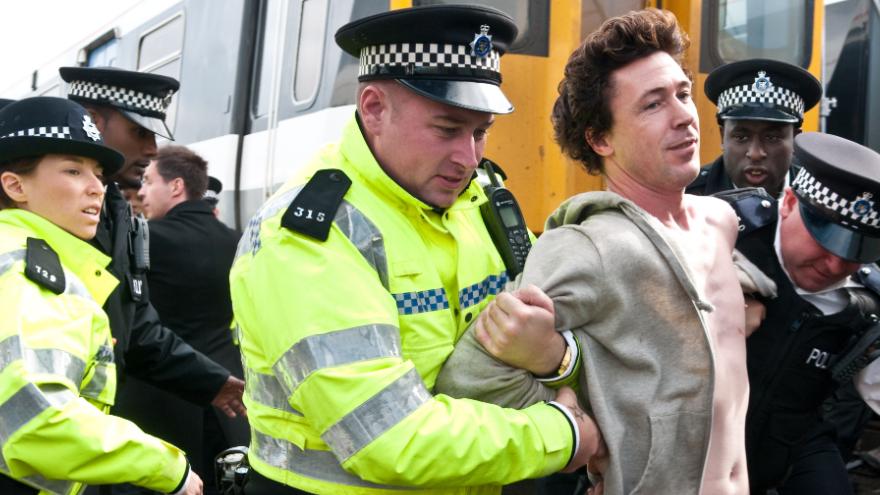 看懂伦敦街头怒火，就懂了欧洲的集体困局，更明白我们该何去何从