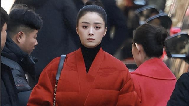 蒋欣瘦了之后真的是骨相优越，亮相春晚联排，一身红衣气质突出
