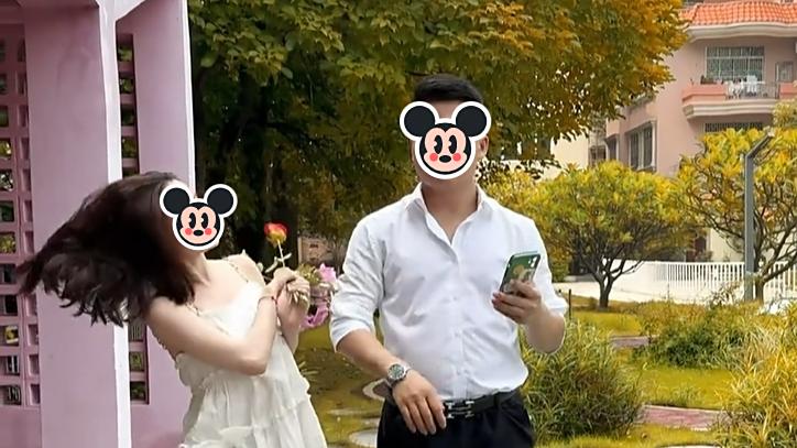 男子相亲遇见女儿的语文老师，他逃跑被追回：我们都单身你怕什么