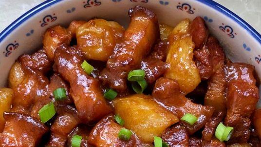 本帮红烧肉浓油赤酱，甜咸软糯家常美味