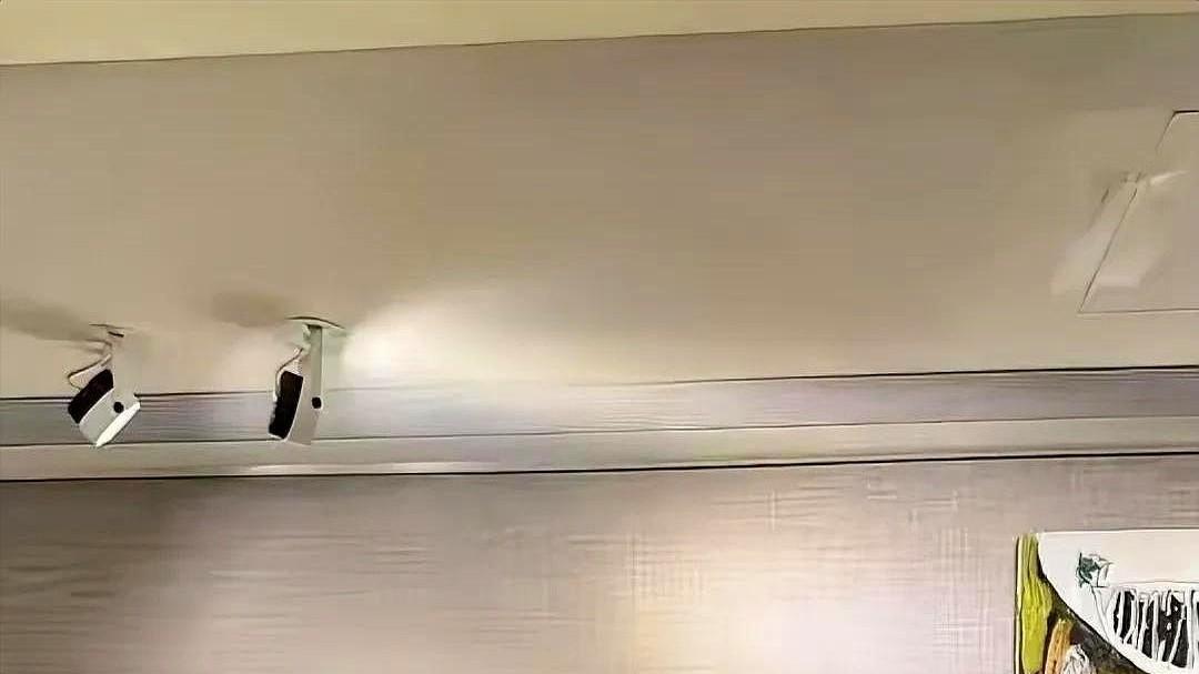 大S酒店监控曝光送医急救



大S的新闻真是让人心头一紧！她对美的追求好像已经