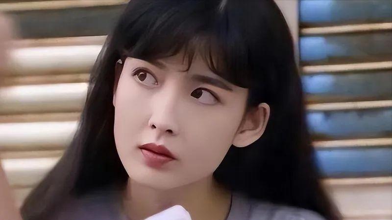 57岁周慧敏跑步秀出逆天身材，细腰长腿！少女感十足！