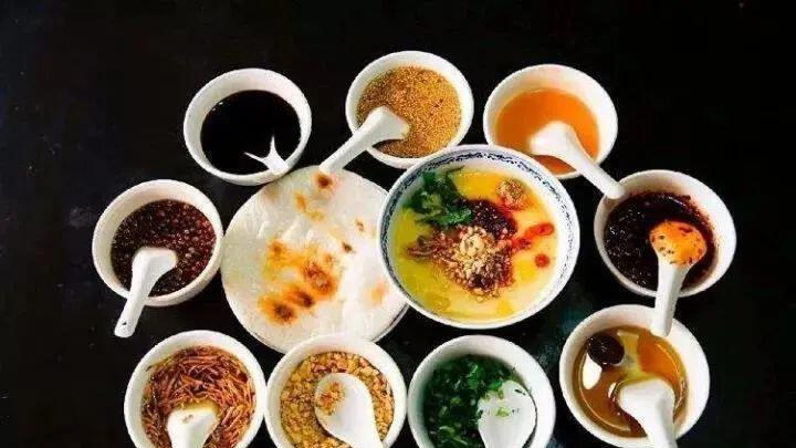 腾冲人的早晨，是从饵丝和稀豆粉开始的