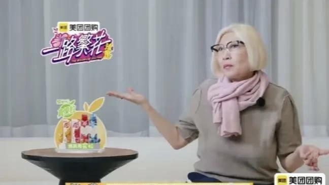 蔡明被李小冉气到摔抱枕！照顾弟弟只许她自己来？三高老人已气晕