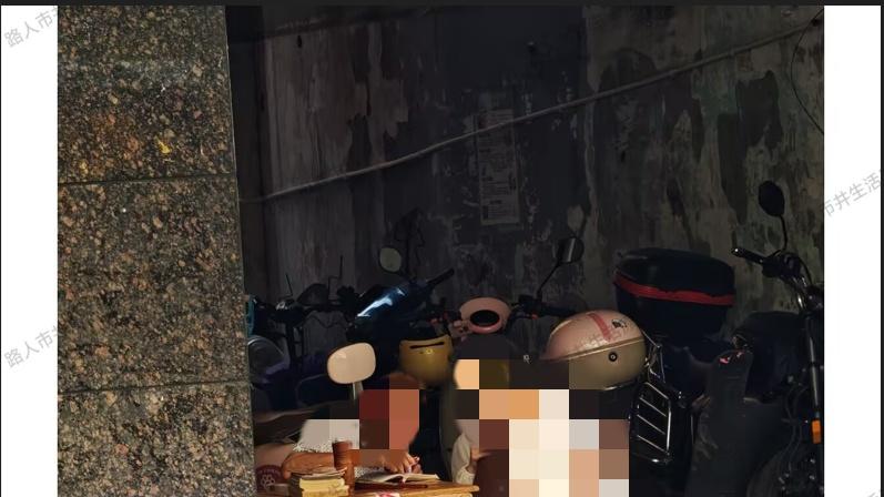 营山县街头的“看相“摊子，居然还能【专治蛇缠腰】 ！