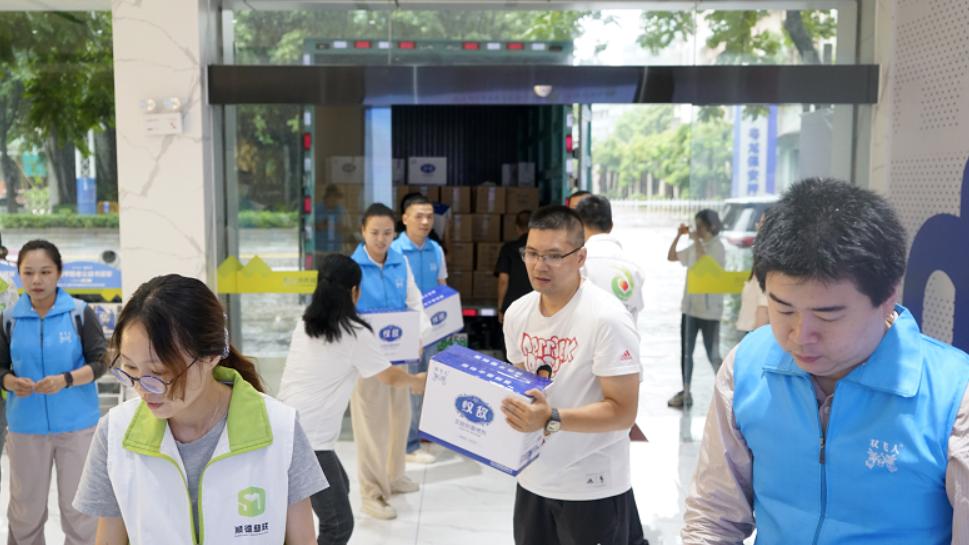 库存告急仍捐万瓶驱蚊产品 中国双飞人冒雨驰援顺德基孔肯雅热防控