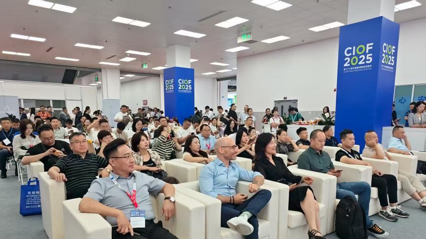 视保姆与中国眼镜协会高层领导进行座谈交流