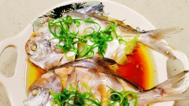 清蒸银鲳鱼，教让鱼又嫩又鲜的办法，操作简单还好吃，上桌就光盘