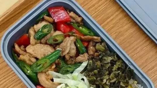 高铁推出17元平价盒饭！这口“暖心味”藏着多少民生温度？