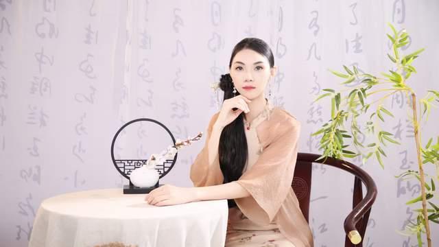 破茧成蝶，步履不停：遇见模特Ari的光影之旅