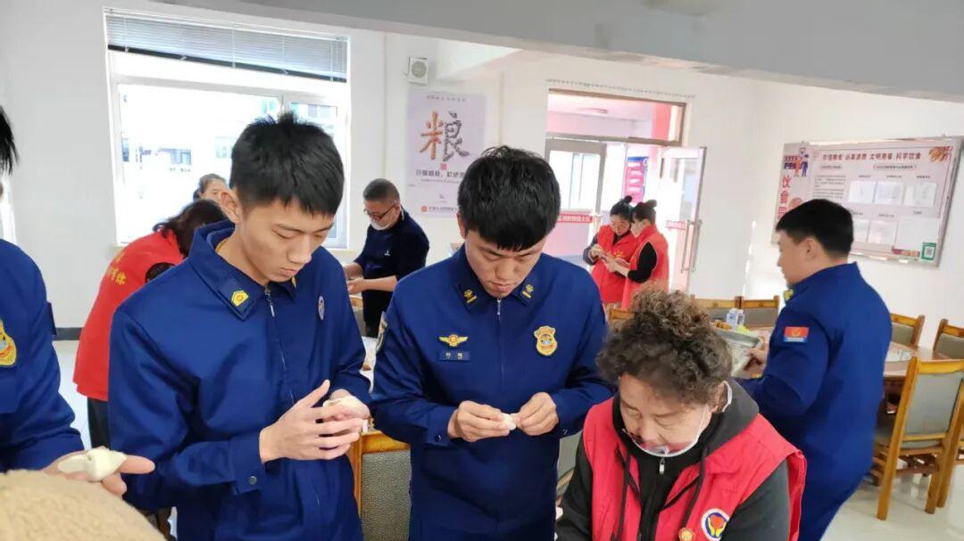 明山区青平社区 开展饺香暖冬日齐聚一家亲慰问活动