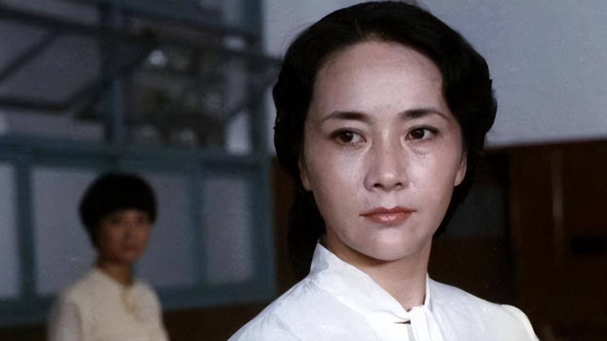 她主持过央视春晚，两婚两离，坎坷的人生和婚姻堪比电视剧