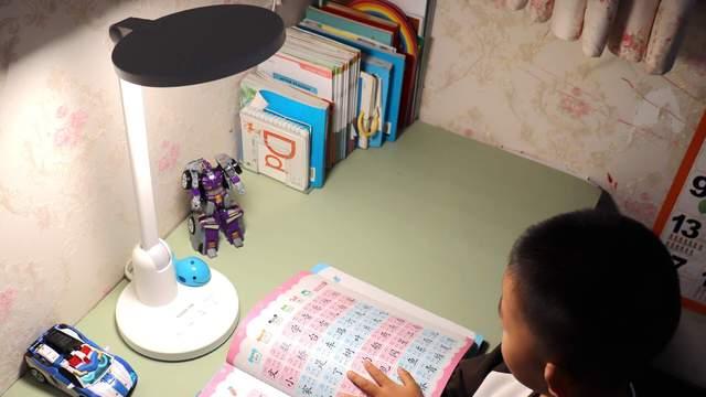 孩子学习护眼台灯就选书客SKY护眼台灯
