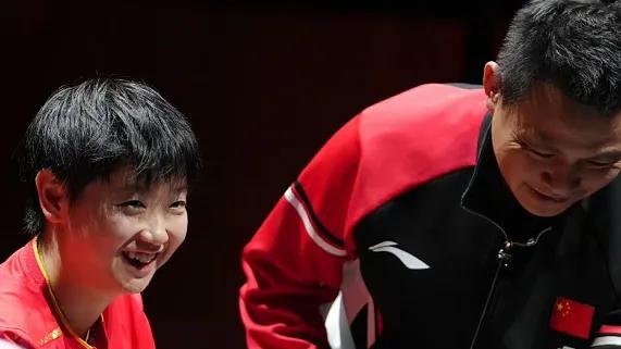 孙颖莎太累了！扭伤脚踝退赛，邱贻可担心