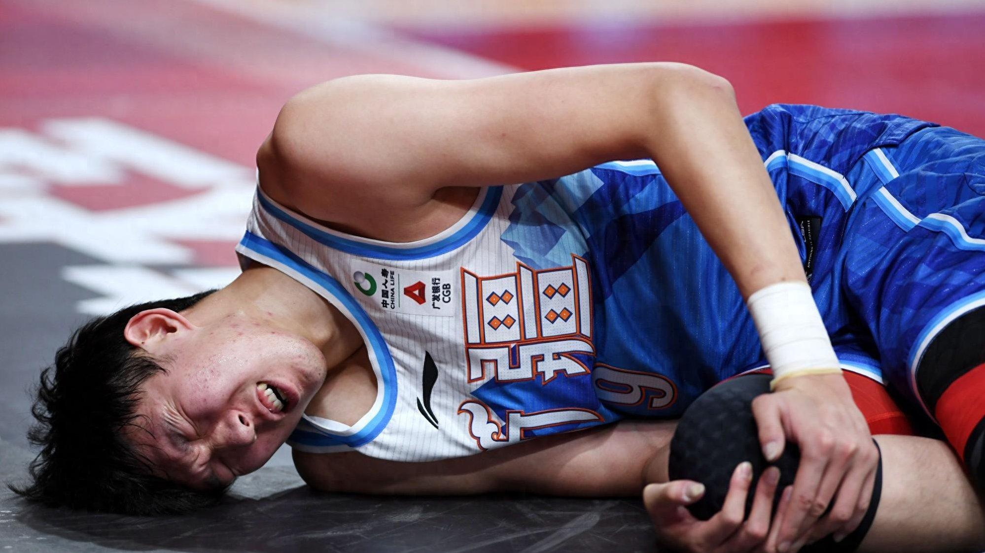 赛季报销？媒体人曝光周琦最新伤情，北京男篮巨额投入恐打水漂