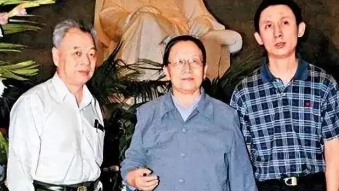 他是毛主席与江青的唯一后人，娶了薄一波外孙女，现在生活怎么样