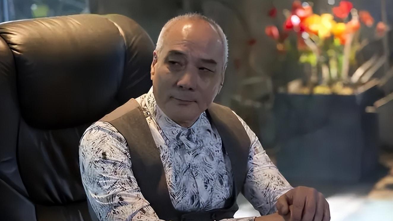 他是著名老戏骨，二婚娶小30岁娇妻，61岁生儿子，与孩子相差60岁
