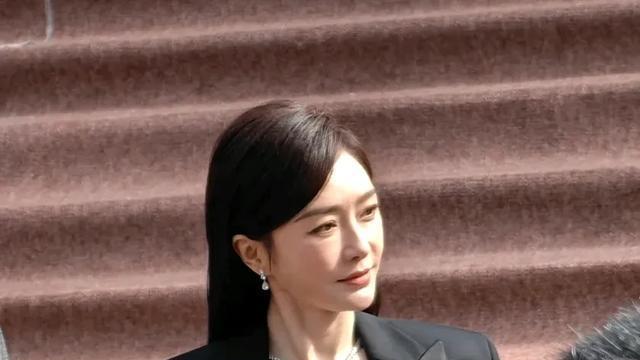 昆明这夜，被“接回长发”的秦岚惊艳，面相都变了，颜值惊鸿一瞥