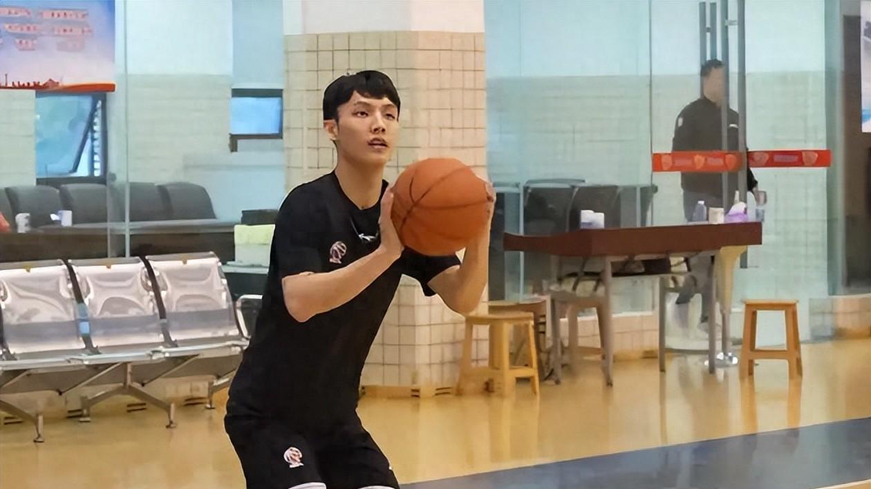 几乎没休息！徐杰与杜润旺归队后立马训练，杜锋面对面交谈！