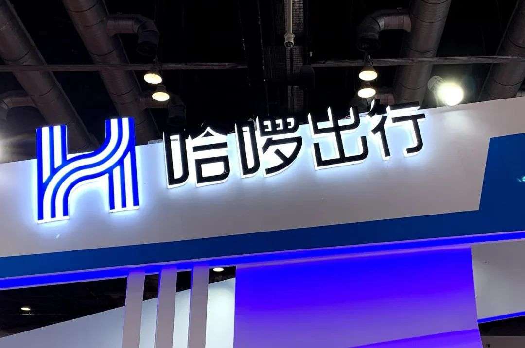 哈啰双线翻车，电动车大规模断服，Robotaxi撞人暂停