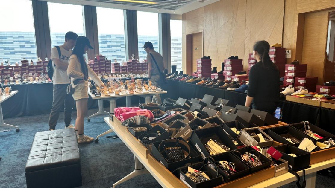 奢侈品特卖会火了，中产们为啥如此热衷于逛和买？
