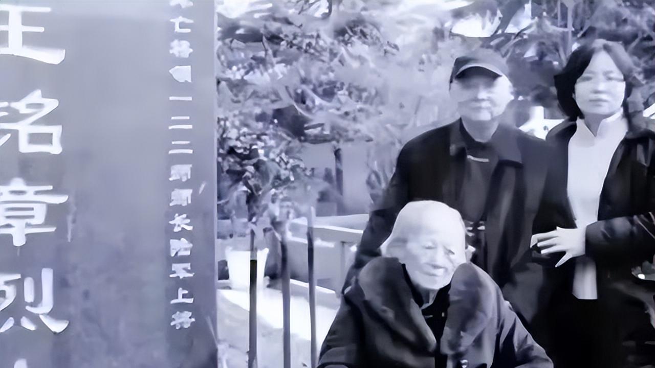 1938年，叶亚华一张珍贵留影，镜头中的她五官精致，眼睛深邃有神