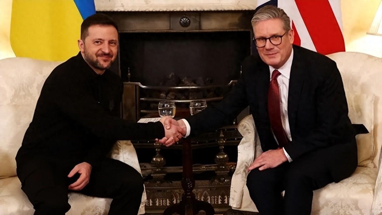 泽连斯基被赶出白宫后，英国雪中送炭20多亿英镑，背后全是算计