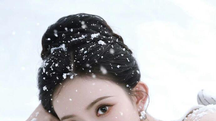 孟子义这波尖叫之夜造型，是把 Julien Fournié 高定婚纱焊在温婉骨相上的冰雪女王柔奢诗