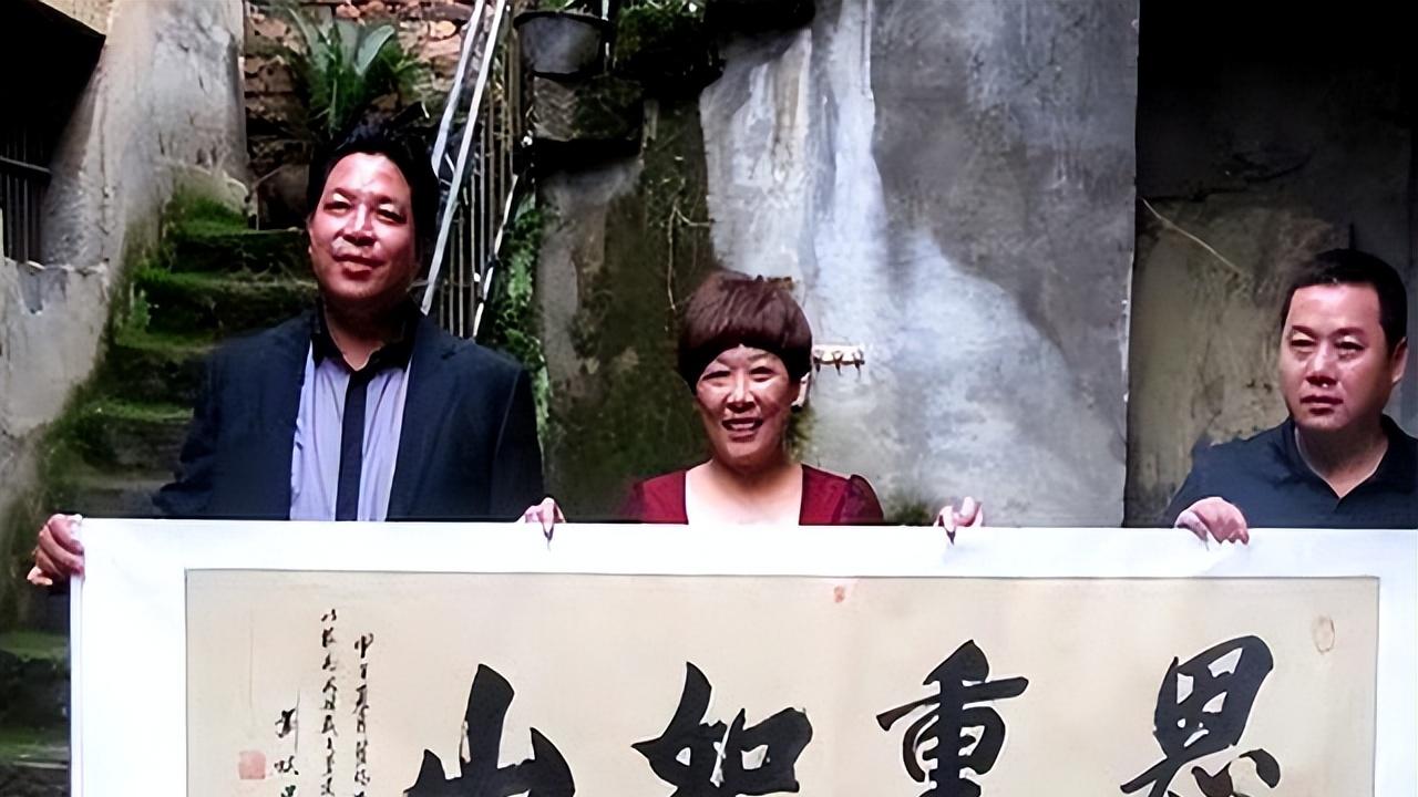 浙江女子掏10元救17岁乞丐，20年后，乞丐成富豪回送100万报恩