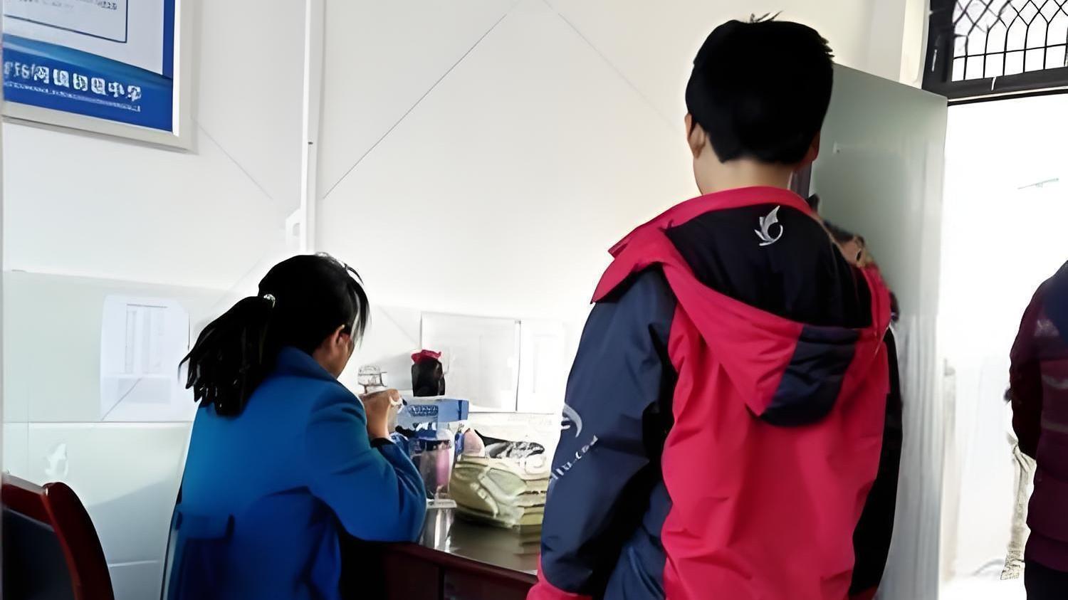 当辱骂教师的学生笑着返校，课堂规则彻底失效！我们该如何守住教育底线？