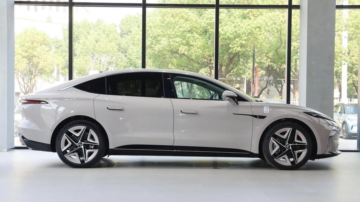 飞凡F7，3.7秒破百，轴距3米，纯电中大型轿车