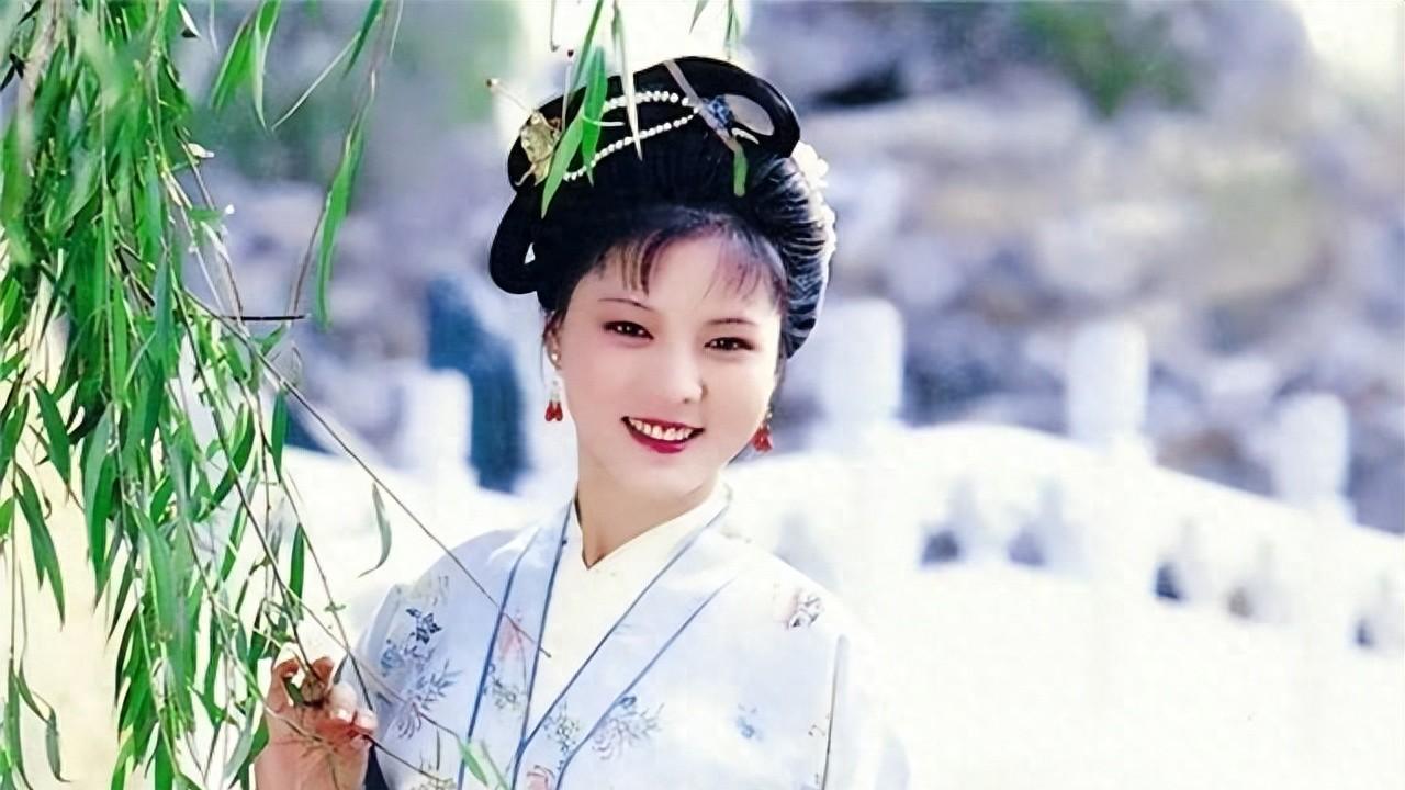 花袭人：深受主子信任，一时疏忽说错话暴露隐情，遭晴雯羞辱讽刺