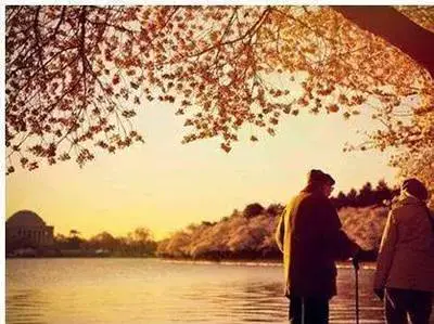 当你老了，躺在病床上就会明白，这世上最亲的人，只有三个人！