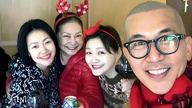 小S首次露面，入住酒店被偶遇，后抵达韩国