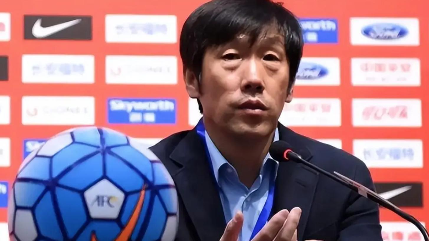 41岁最年轻冠军主帅：高洪波与杜震宇的恩怨，折射中国教练怎样的生存困境？