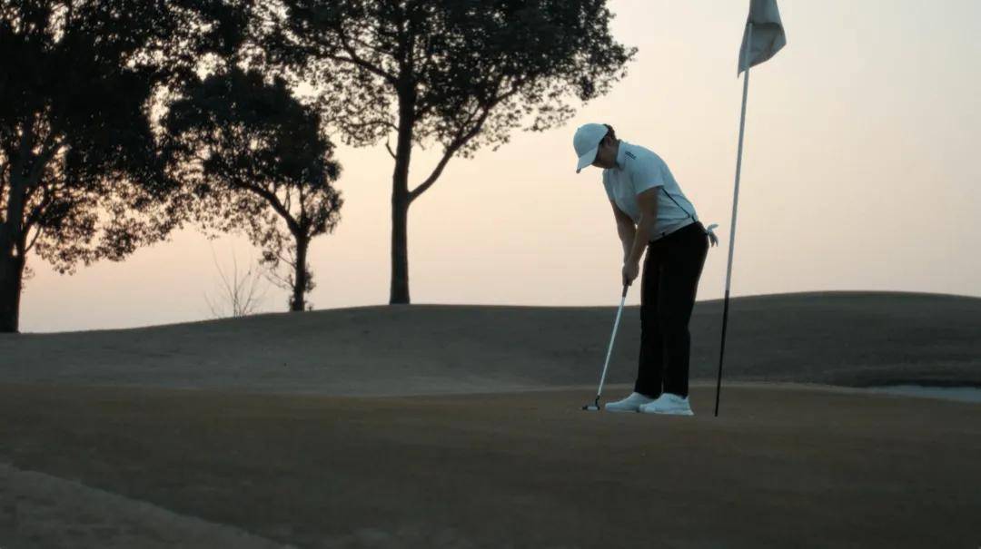 她不被定义，她就是定义