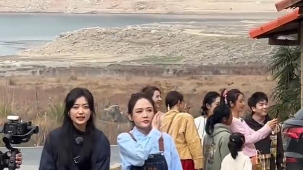 霍建华老婆林心如和前任陈乔恩罕见同框！仅3岁之差却一个像公主一个像女仆