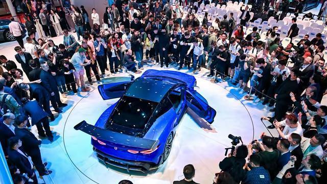 智能驾驶遇冷，上海车展花样百出，车企转型路在何方