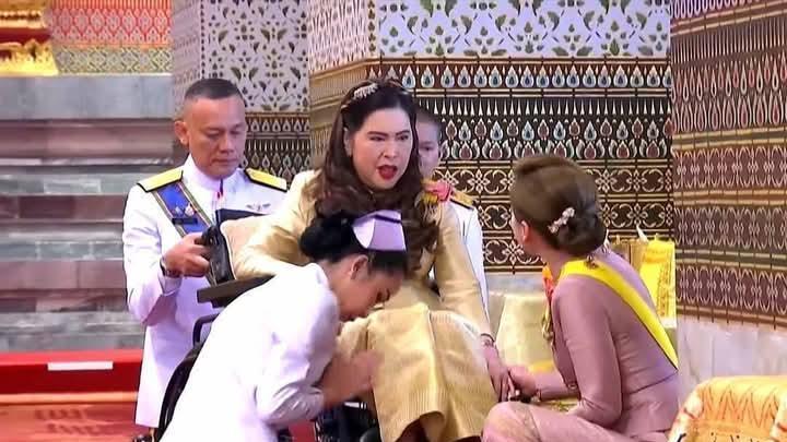 苏提达戴10克拉红宝石耳环，蹲身问候小姑子，高贵得体却闷闷不乐