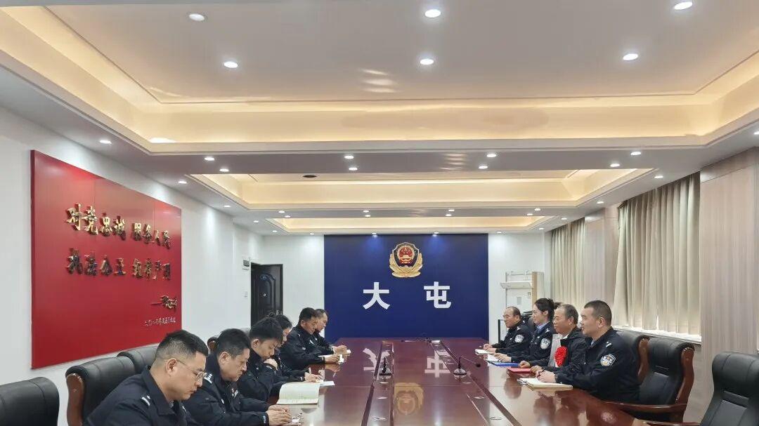 江苏徐州一名辅警退休，工作22年