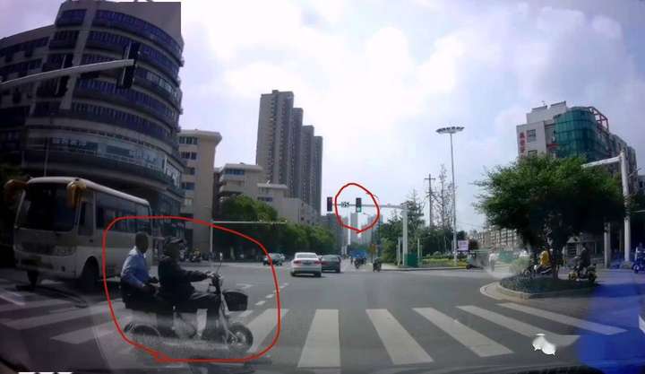绿灯倒计时还剩3秒停车是安全还是无知？评论区吵翻：到底谁的错