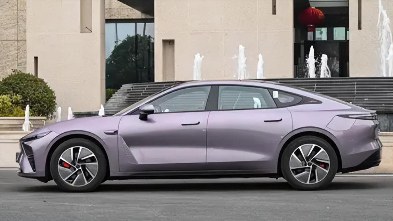 15 万起！3 米轴距 + 1570km 续航，星纪元 ES 增程版性价比有多高？