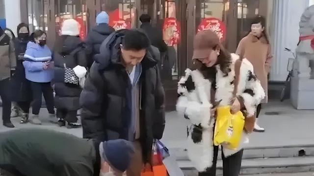 韩庚夫妇逛新加坡飞禽公园，2岁半女儿正脸照曝光，眉眼太像爸爸