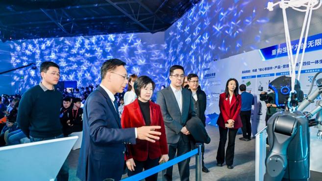 新时达SYNDA R1重磅发布！真正为工业而生的具身智能机器人，为核心研发准则，构建全方位工业适配能