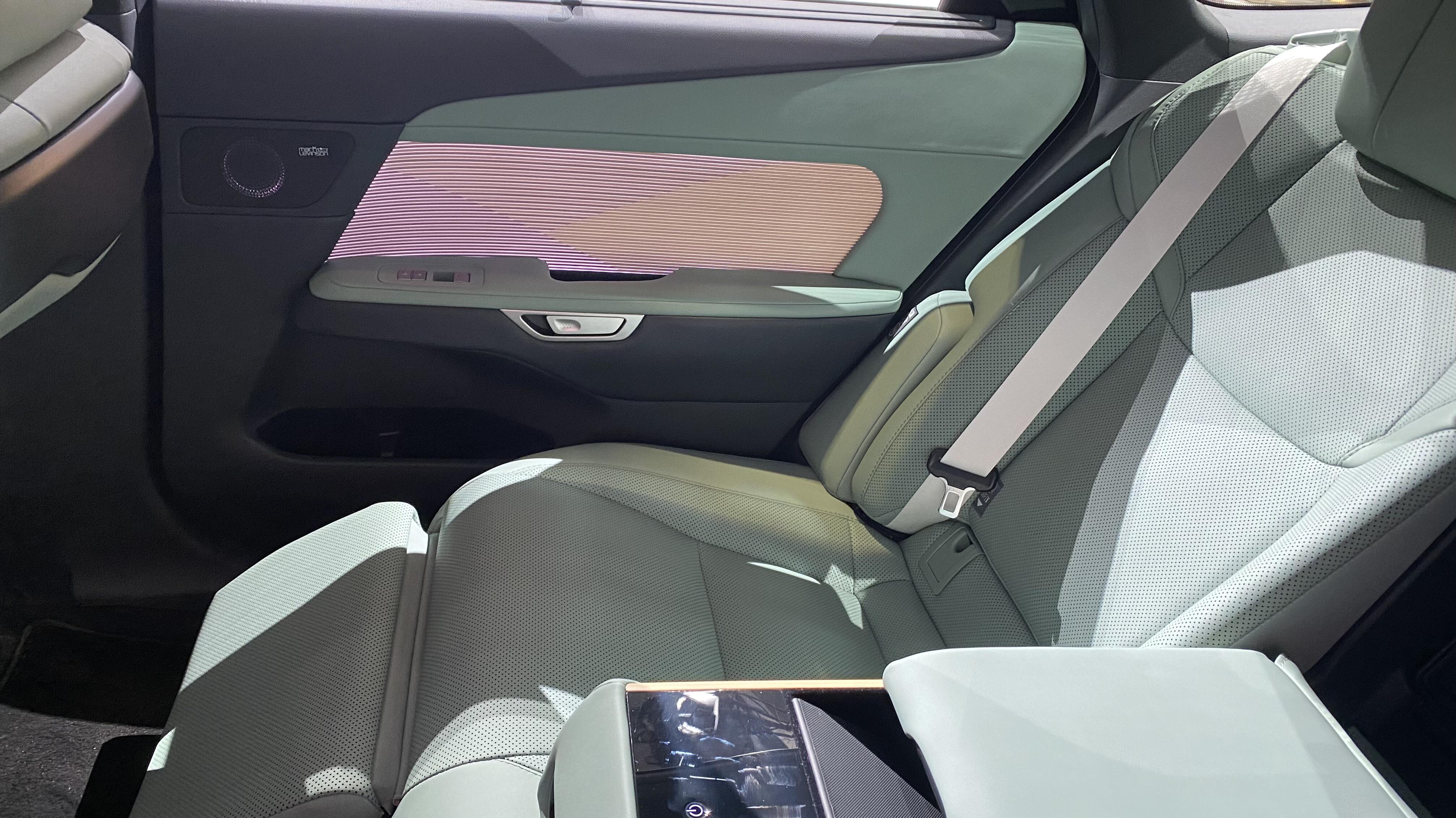 新款雷克萨斯ES实车曝光，343马力四驱+685km续航，5140mm的车长