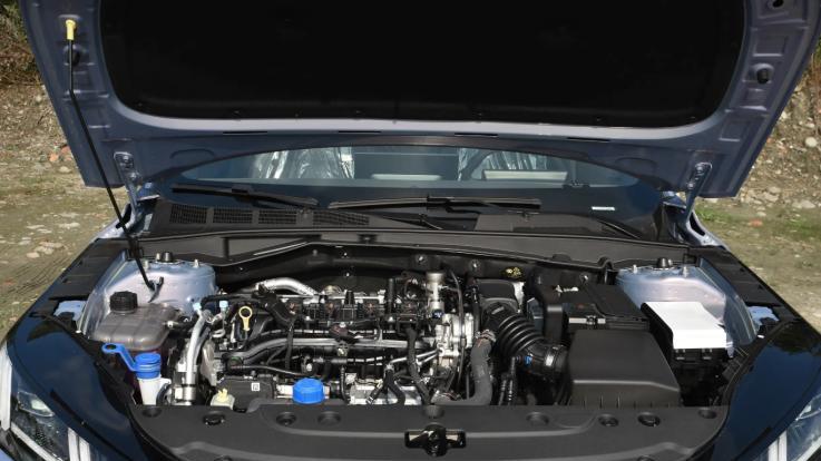 7万出头家用轿车，B级车体量，渐变漆配色，500bar高压直喷